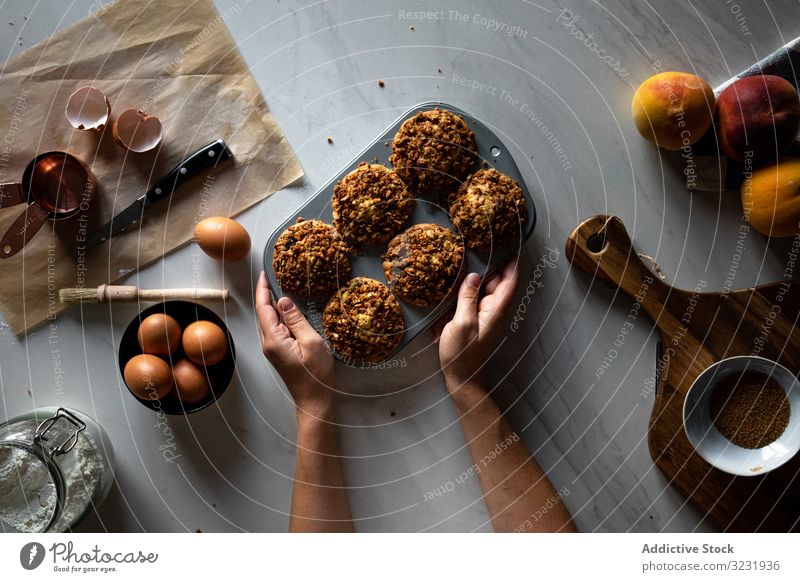 Gesichtslose Person kocht Muffins mit Nüssen selbstgemacht backen Pfirsich lecker Frucht Cupcake Dessert Lebensmittel Küche Nut Ei geschmackvoll Gebäck