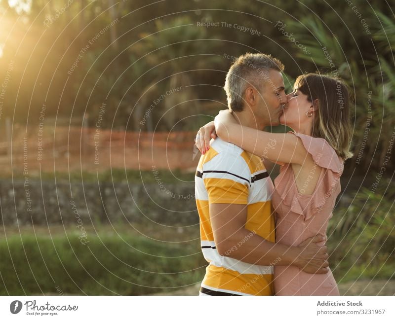 Glückliches Paar, das sich anschaut Liebe Lächeln Urlaub sonnig tagsüber Mann Frau Erwachsener Flitterwochen Sommer Natur Ufer Küste Partnerschaft Feiertag