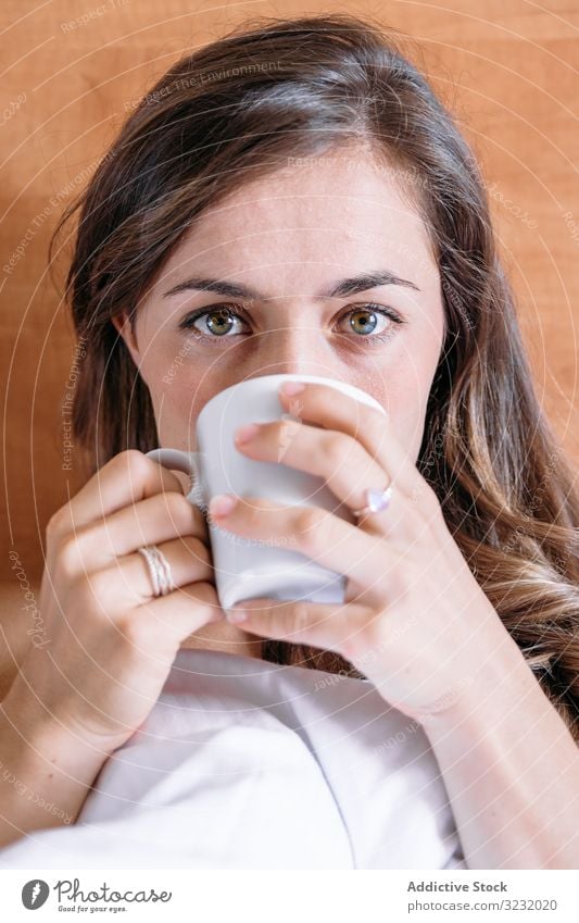 Mädchen in einem Bett mit einer Tasse Kaffee hübsch wach Freude Schönheit im Innenbereich Ansicht heimwärts liegend schlafen ruhen Lifestyle schön Aufwachen