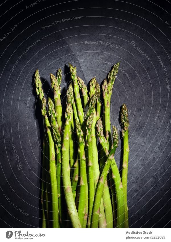 Ein Bündel grüner Spargel Haufen Gemüse Bestandteil frisch Diät Lebensmittel organisch Gesundheit Vegetarier Ernährung Ackerbau Hintergrund weiß Natur natürlich