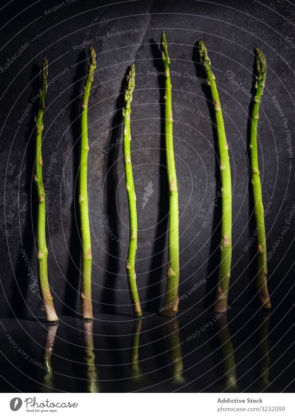 Ein Bündel grüner Spargel Haufen Gemüse Bestandteil frisch Diät Lebensmittel organisch Gesundheit Vegetarier Ernährung Ackerbau Hintergrund weiß Natur natürlich