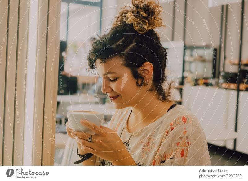 Positive Frau trinkt Kaffee im Café riechend trinken positiv Glück Lächeln schlürfen Becher modern freudig zufrieden heiter Kaffeehaus spielerisch jung