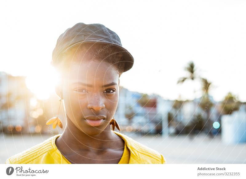 Porträt einer schwarzen Frau stylisch Afroamerikaner Jacke hell niedlich attraktiv positiv Gesundheit charmant jung hübsch modern heiter sich[Akk] entspannen