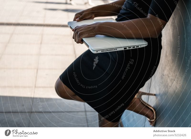 Frau mit Handy Afroamerikaner Sommer heiter Schönheit Stil Feiertag jung Foto Straße attraktiv Gerät Freude spielerisch positiv Funktelefon Freiheit schwarz