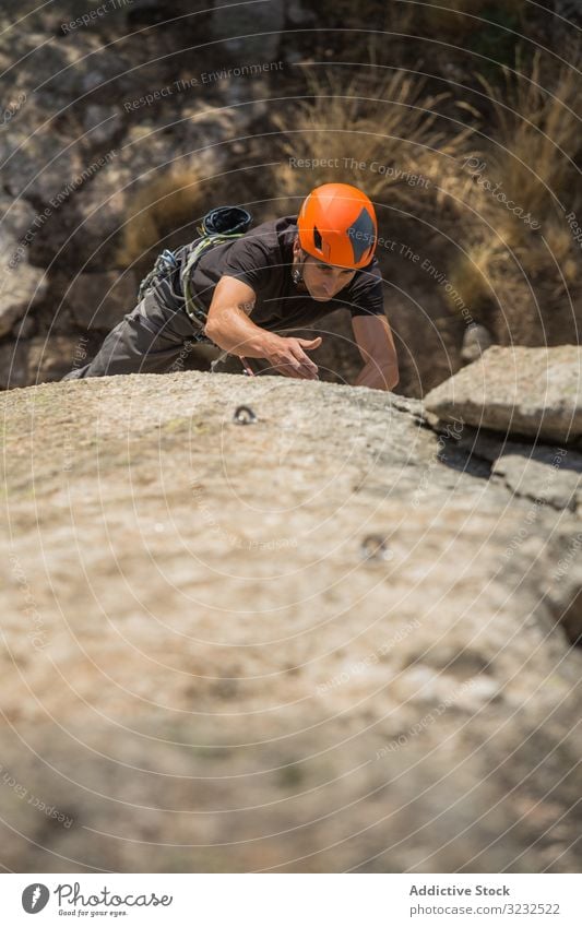 Mann klettert auf einen Felsen Sport Bergsteigen Adrenalin Aspiration männlich schwierig Stärke stark sportlich Person aktiv Himmel Aufstieg Abenteuer Natur