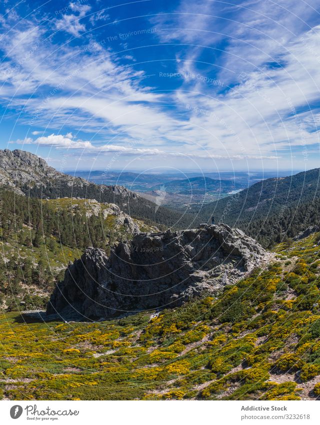 Atemberaubend weiße Wolken über grünen Hügeln Cloud Blume Landschaft Himmel Natur Berge u. Gebirge ländlich Pflanze Umwelt Gras reisen Tourismus gelb wachsen