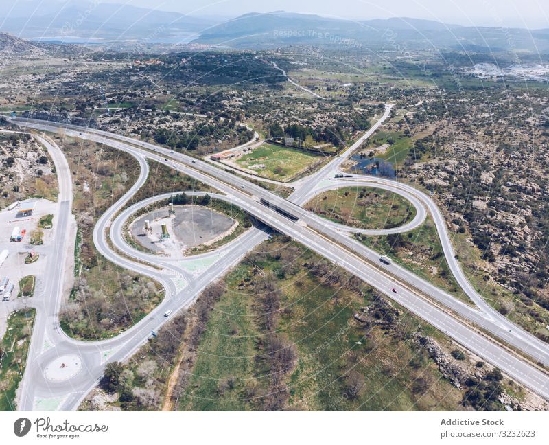 Städtischer Verkehrsknotenpunkt in einem Vorort Abzweigung Straße Landschaft urban Antenne Drohnenansicht modern PKW Vorstadt abgelegen ländlich Tal Sommer