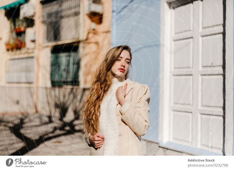 Sinnliche Frau steht in der Nähe der Fenster auf der Straße stylisch Gebäude sonnig Schutz jung sinnlich urban Mode Model cool trendy Deckung Bluse elegant Dame