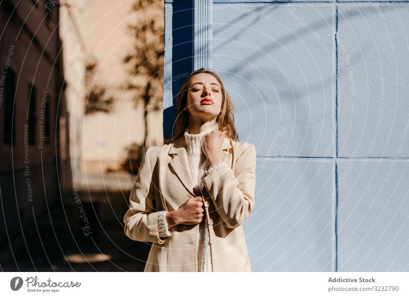 Sinnliche Frau steht blaues Gebäude auf der Straße stylisch sonnig Schutz jung sinnlich urban Mode Model cool trendy Deckung Bluse elegant Dame Außenseite