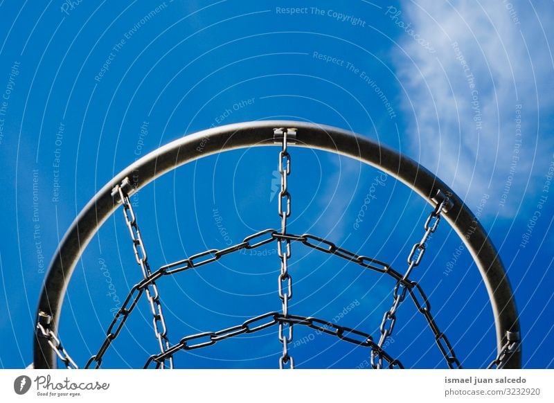 Basketballkorb und blauer Himmel auf der Straße Reifen Korb Silhouette Kreis Kette Metall Tennisnetz Sport Sportgerät Spielen spielerisch alt Park Spielplatz