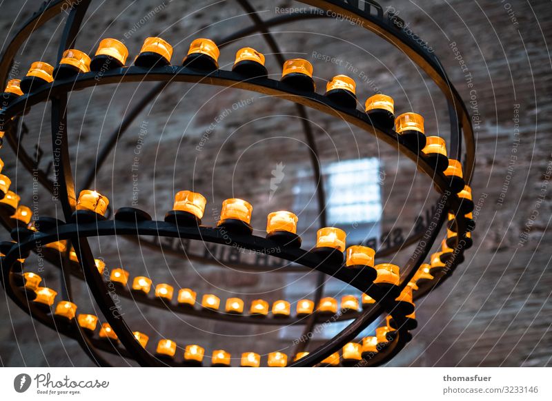 Lichterkranz in Weltkugelform Winter Leuchter Kandelaber Weihnachten & Advent Trier Kirche Mauer Wand Globus Äquator Kerze Kerzenständer ästhetisch hell rund