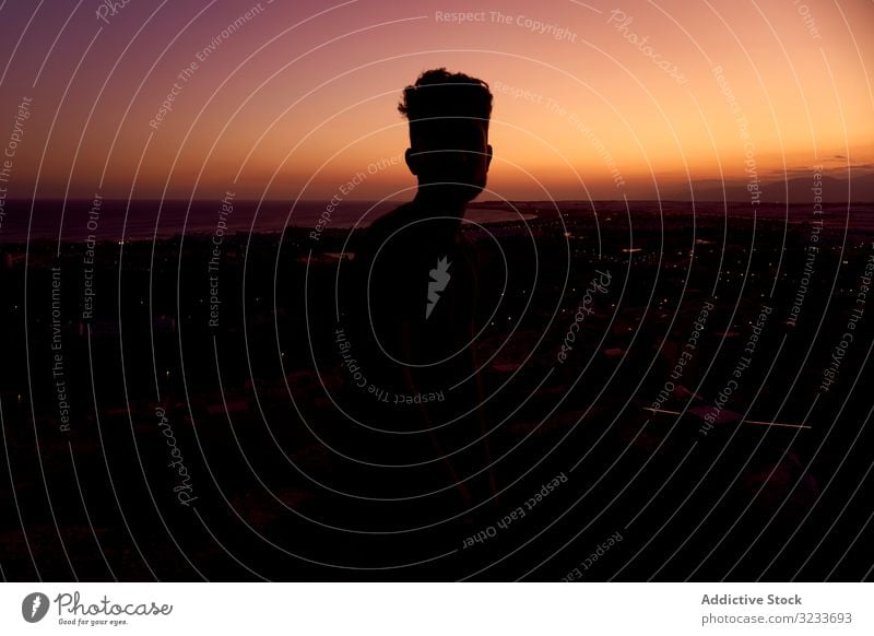 Silhouette eines Mannes genießt malerischen Sonnenuntergang genießen Himmel Landschaft Abenddämmerung majestätisch atemberaubend männlich romantisch sorgenfrei