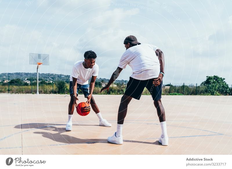 Afroamerikanische Jungs spielen bei strahlendem Sonnenschein Basketball Sportler Training Spieler Aktivität Athlet Fähigkeit Aktion schwarz Afroamerikaner