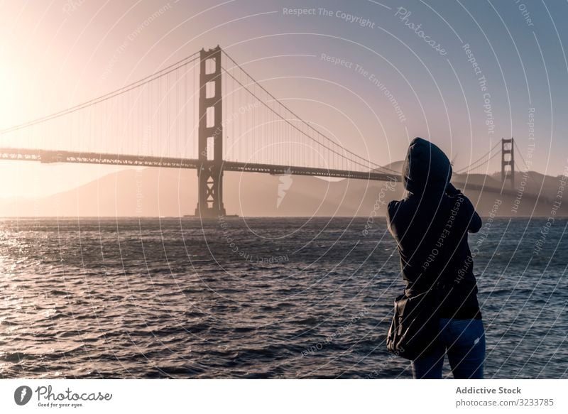 Tourist betrachtet Meer und große Brücke bei Tageslicht Architektur Wasser traditionell reisen Tourismus Fluss Skyline Transport schön Sommer Ausflugsziel