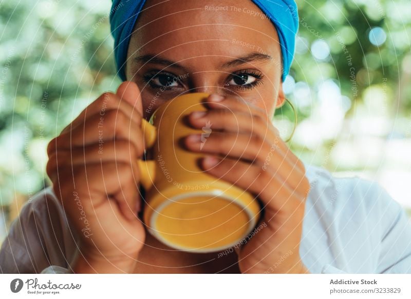 Frau im Turban beim Kaffeetrinken ruhen patio zufrieden Lächeln Inhalt genießen Starrer Blick Baum Kopfverpackung ländlich Costa Rica Grün Glück jung Terrasse