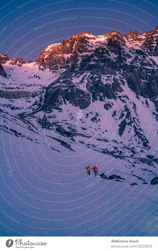 Touristen bestaunen atemberaubenden schneebedeckten Berghang Berge u. Gebirge verschneite wandern Rucksack Gerät Afrika Marokko Toubkal felsig farbenfroh Jacke