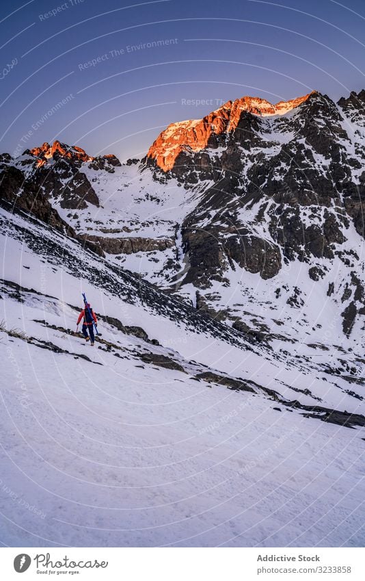 Touristen bestaunen atemberaubenden schneebedeckten Berghang Berge u. Gebirge anstarrend verschneite wandern Rucksack Gerät betrachtend Afrika Marokko Toubkal