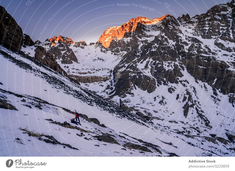 Touristen bestaunen atemberaubenden schneebedeckten Berghang Berge u. Gebirge anstarrend verschneite wandern Rucksack Gerät betrachtend Afrika Marokko Toubkal