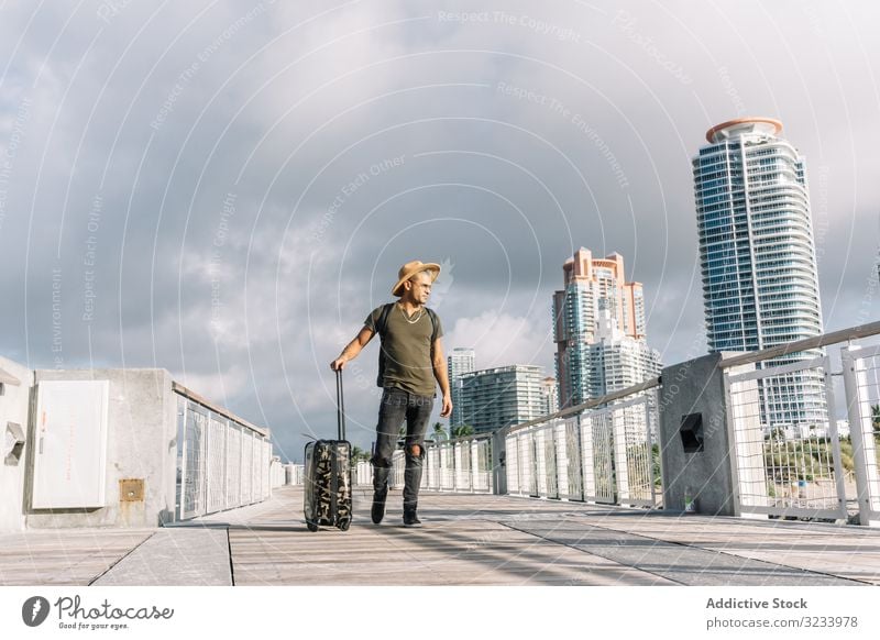 Traveller Hipster-Mann mit Hut und Koffer Erwachsener Abheben Flug fliegen Flughafen Abenteuer Cowboy Stil Mode Ausflugsziel Gepäck Reise Horizont Tourismus