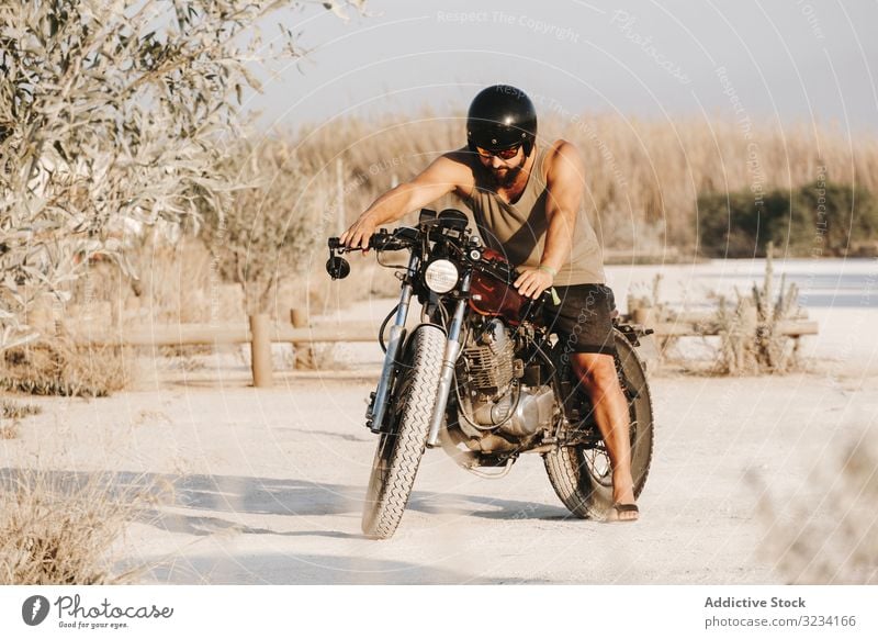 Schwerer männlicher Motorradfahrer im Wald Mann Schutzhelm moto Laufwerk Sonnenbrille brutal ernst fett Pause Feld Verkehr Straße Fahrrad Biker Freiheit reisen