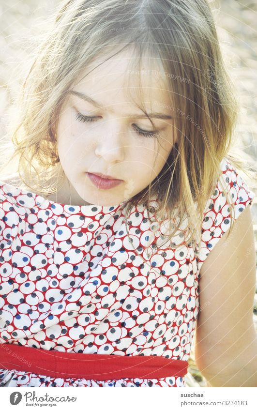 mädchen Kind Mädchen mädchenhaft lieblich schön süß weich Jugendliche Junge Frau sommerlich leicht Porträt Gesicht Blick nach unten Sonnenlicht Außenaufnahme