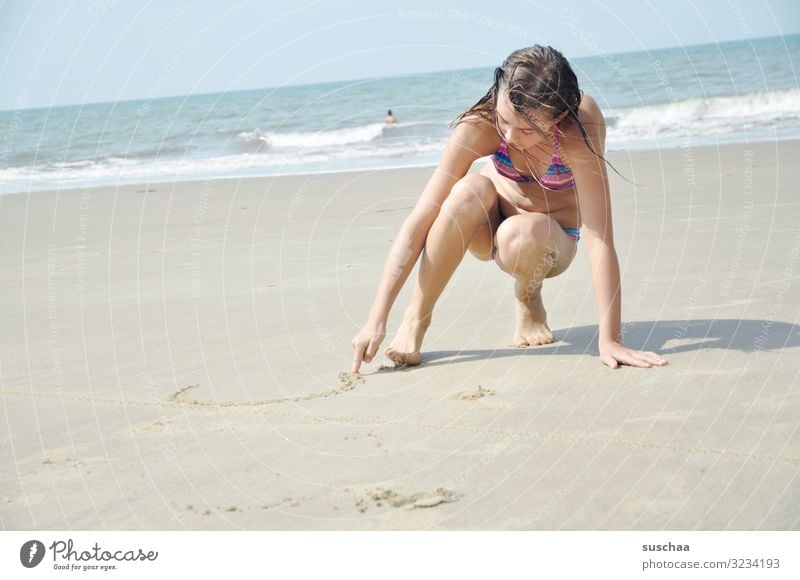 am strand .. Kind Mädchen Strand Sand Meer Wellen Wasser Spielen schreiben genießen sonnen Schwimmen & Baden Mensch Ferien & Urlaub & Reisen Sommerurlaub Ferne