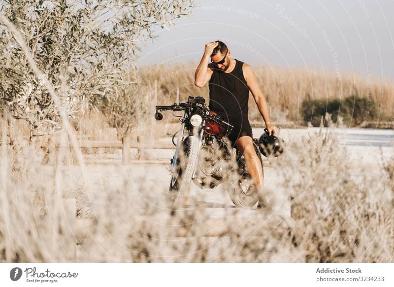 Schwerer männlicher Motorradfahrer im Wald Mann Schutzhelm moto Laufwerk Sonnenbrille brutal ernst fett Pause Feld Verkehr Straße Fahrrad Biker Freiheit reisen