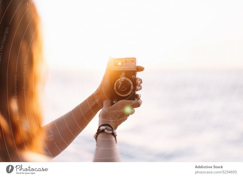 Kreative Frau fotografiert an einem sonnigen Tag vor der Kamera kreativ fotografierend Architektur geometrisch Bild Tourist jung Großstadt Tourismus Urlaub