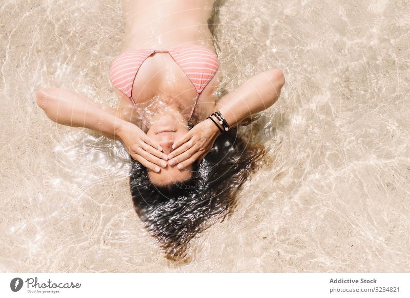 Frau im Badeanzug am Meeresufer im Wasser liegend Seeküste Schwimmsport Sommer MEER Strand Freizeit schön Urlaub Ufer Badebekleidung Küste fliegend heiter