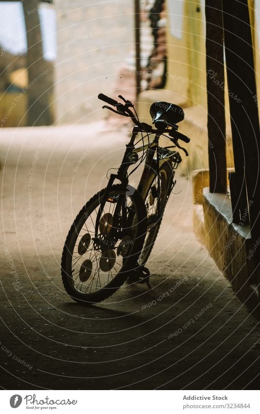 Fahrrad auf dunkler Straße geparkt Stadt dunkel Gasse Gambia Fahrzeug Asphalt Großstadt Architektur Gebäude Außenseite Struktur Konstruktion niemand Weg