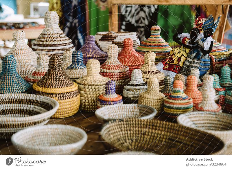 Korbbehälter auf Marktstand Kasten Weide Souvenir traditionell Schalen & Schüsseln verkaufen Gewerbe Straße Gambia organisch natürlich Container Deckel