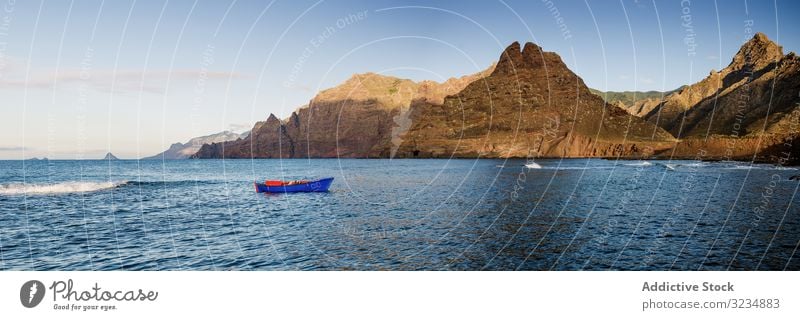 Blaues Segelboot im Meer und schöne Felsen MEER Klippe Landschaft reisen Tourismus Segeln Schiff Natur Wasser idyllisch ruhig malerisch Abenteuer Schönheit