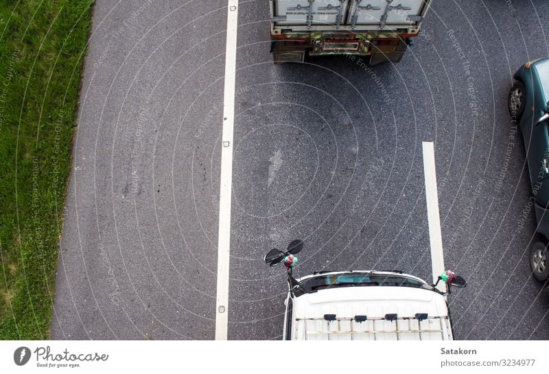 Draufsicht auf den Transportwagen auf der Straße Verkehr Autobahn Fahrzeug PKW Lastwagen Anhänger grau grün Top Aussicht Ladung Motor Farbfoto Luftaufnahme Tag