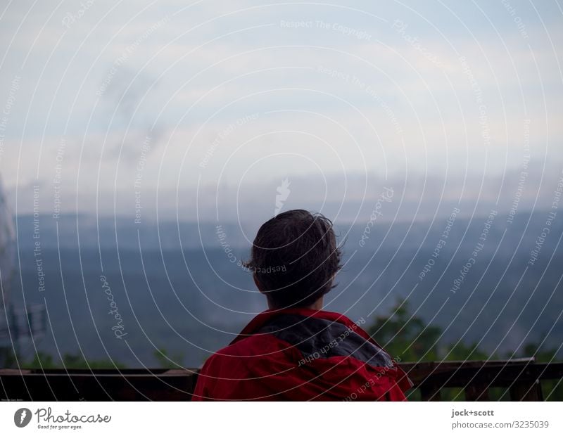 Klimawandel zwischen Mensch und Natur Ausflug Frau Erwachsene 1 45-60 Jahre Landschaft Gewitterwolken Horizont Wald Regenjacke kurzhaarig beobachten leuchten