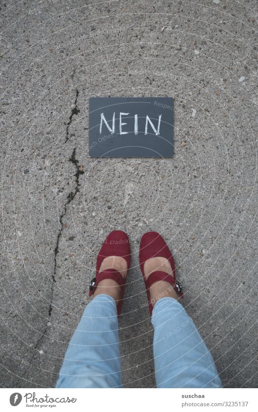 nein, nicht nochmal ... Text Wort Hinweis Buchstaben Nein Verneinung Ablehnung Opposition widersetzen Tafel Straße Asphalt Beine Füße Frau Riss Selbstbehauptung