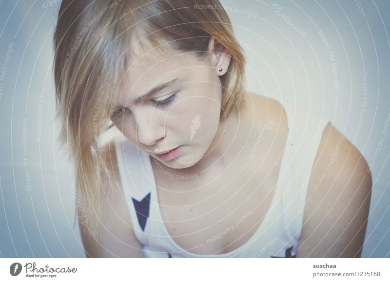 portrait eines mädchens, das nach unten schaut Kind Mädchen Jugendliche Teenager Gesicht Haare & Frisuren Blick nach unten weich Porträt Pubertät jung Kindheit