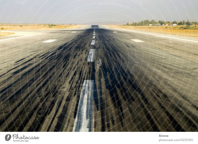 Anlauf nehmen Ferien & Urlaub & Reisen Flugzeugstart Ebene Straße Mittelstreifen Flugplatz Landebahn Flugzeuglandung Unendlichkeit klein lang schwarz weiß