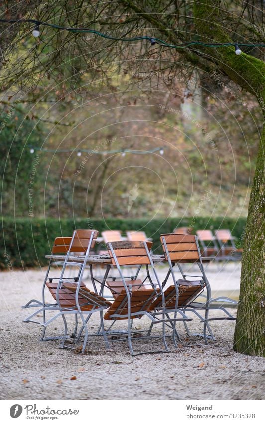 Saisonende Picknick Nebel grau bescheiden zurückhalten Stuhl Biergarten Pause Tisch Winter ruhig Feierabend Ruhetag Außenaufnahme Textfreiraum oben