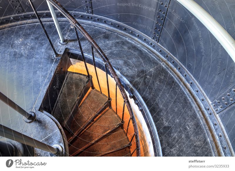 Wendeltreppe im Inneren des Cape Florida Lighthouse Klettern Bergsteigen Natur Küste Gebäude Architektur Wahrzeichen Metall braun gelb grau orange Schutz Treppe