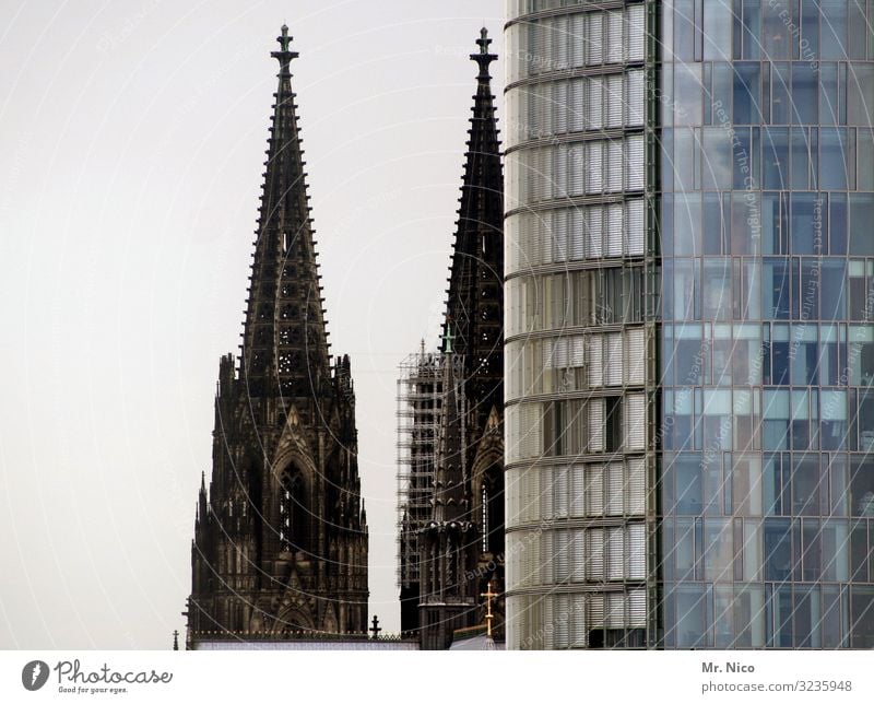 Verstecken spielen Stadt Stadtzentrum Skyline Hochhaus Kirche Dom Bauwerk Gebäude Architektur Sehenswürdigkeit Wahrzeichen Religion & Glaube Bürogebäude