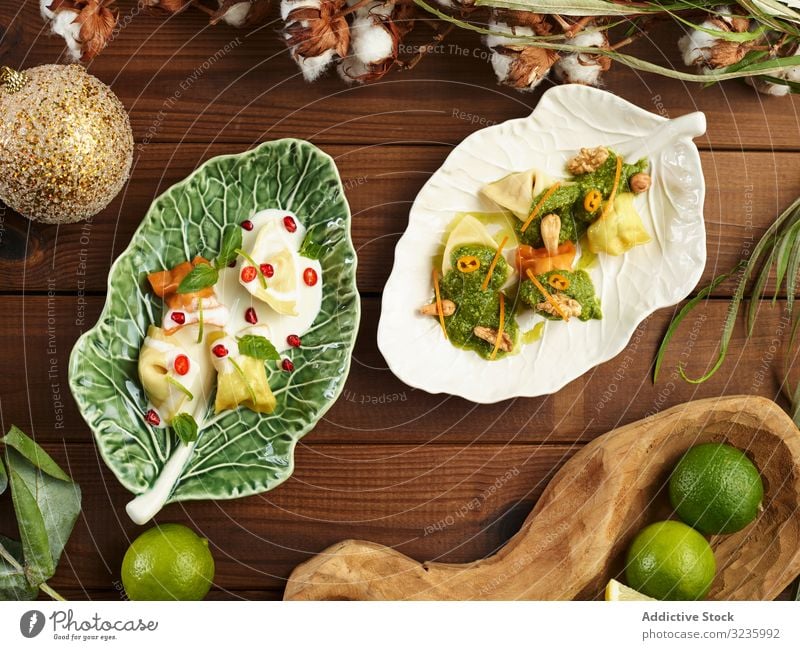 Keramikblatt mit leckeren Ravioli und Sauce Saucen Teller Nut serviert Blatt Tisch Kunstgewerbler frisch Spätzle Mahlzeit Lebensmittel Knödel Abendessen