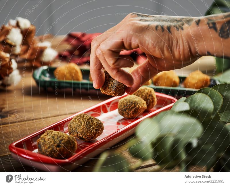 Teller mit Kroketten auf dem Tisch Speise Küche kulinarisch Lebensmittel Mahlzeit traditionell Amuse-Gueule Snack geschmackvoll lecker köstlich schmackhaft