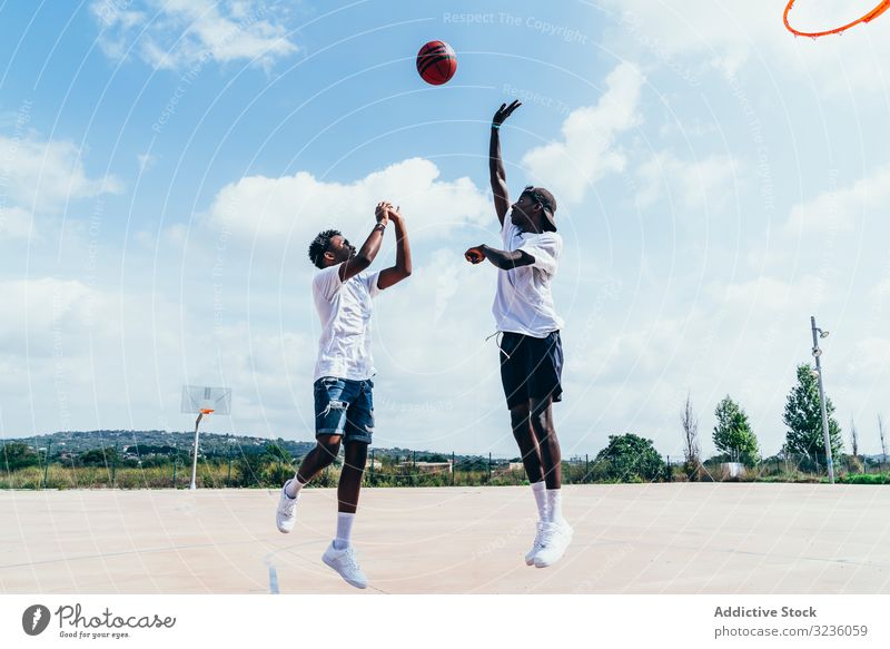 Afroamerikanische Jungs spielen bei strahlendem Sonnenschein Basketball Sportler Training Spieler Aktivität Athlet Fähigkeit Aktion schwarz Afroamerikaner