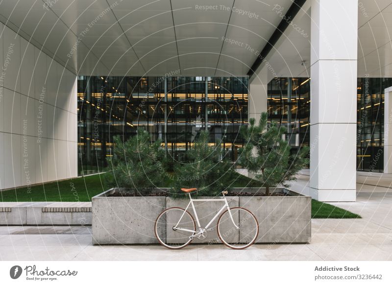 Fahrrad vor modernem Gebäude geparkt Straße Großstadt Bürgersteig urban Verkehr Außenseite Zeitgenosse Stadtzentrum Arbeitsweg Struktur Konstruktion