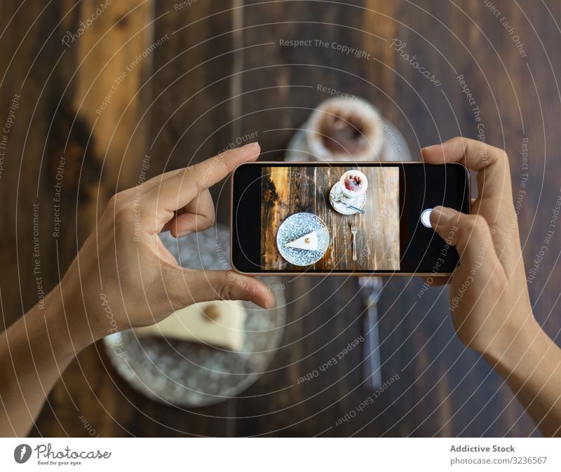 Gesichtslose Person beim Fotografieren von Kuchen und Kaffee Tisch Smartphone Tasse süß Café Dessert lecker Getränk Spielfigur essen geschmackvoll Freizeit