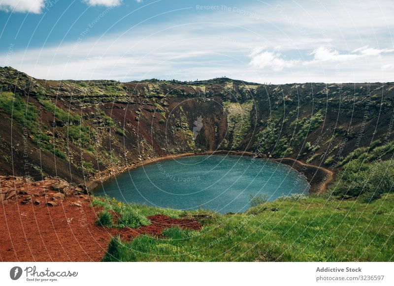 Kristalliner Bergsee, umgeben von moosigen Felswänden moosbedeckt See Berge u. Gebirge Gras Natur Landschaft grün Island Wasser Himmel reisen Tourismus Sommer