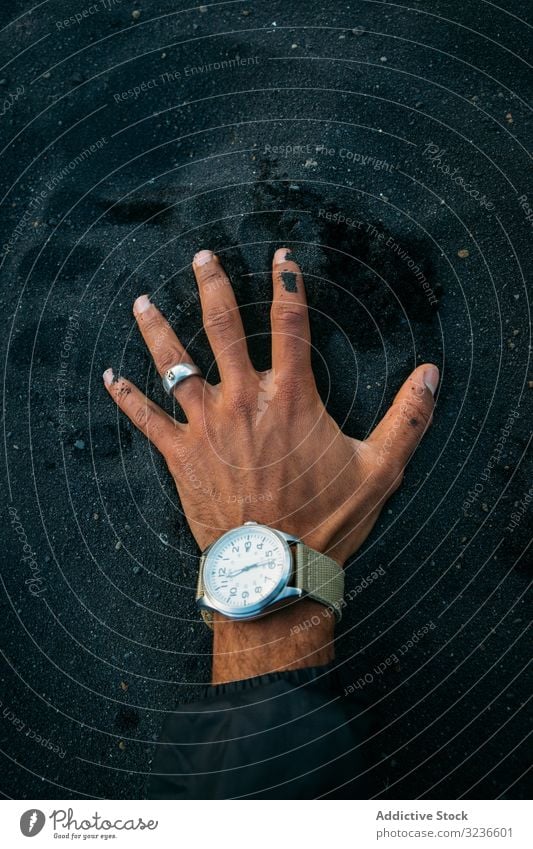 Person legt Hand mit Uhr auf schwarzen Sand Zeigeruhr Strand MEER Feiertag Urlaub zuschauen berührend Island Sport schön Sanduhr Gesundheit sich[Akk] entspannen