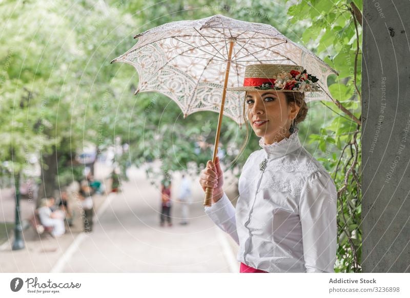 Oldtimer-Dame mit Sonnenschirm im Garten ruhend Frau altehrwürdig Outfit Lächeln Baum Stil elegant grün jung Mode Glück heiter sitzen sich[Akk] entspannen retro