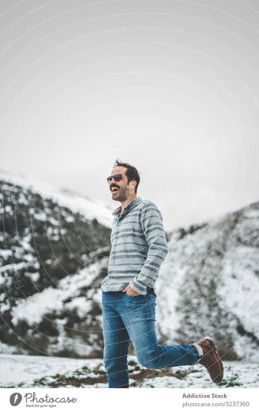 Mann geht auf Winterfeld Feld Schnee Spaziergang Erholung genießen Land Wald allein Wiese Hügel Baum gefroren ruhig Windstille kalt Natur Tal ruhen Reise