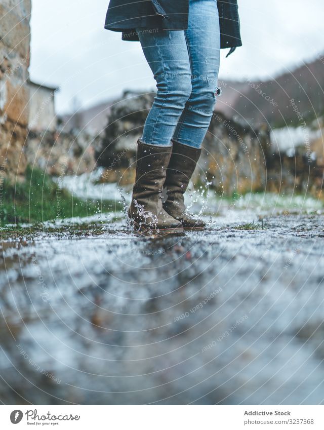 Mann geht auf nassem Herbstweg Stiefel Nachlauf Spaziergang Fußspur Wald reisen Aktivität Wanderung Abenteuer Natur männlich Gesundheit Erkundung Erholung